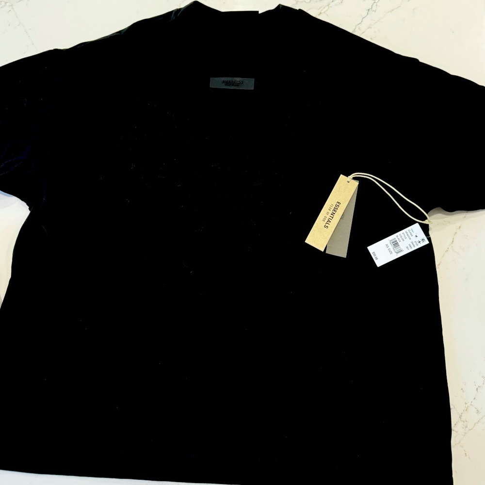 Brand new Essentials, fear of God men’s T-shirt. Size extra small. Never worn.